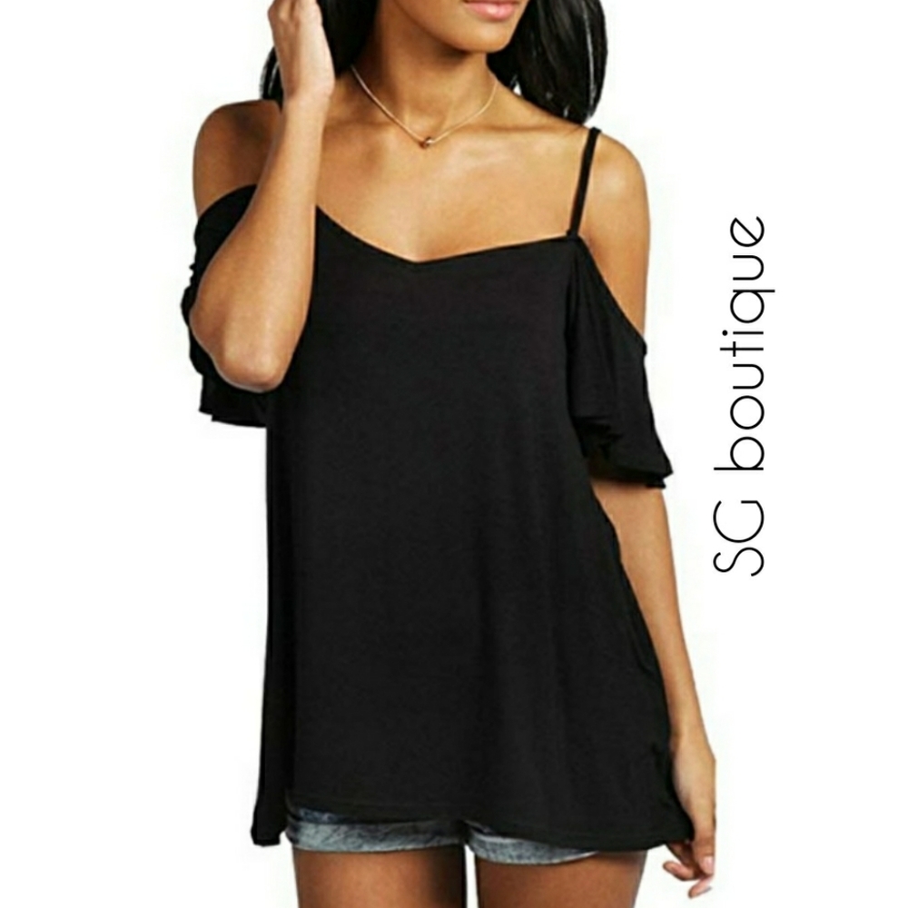 🆕⭐Mod black cold shoulder flutter top⭐